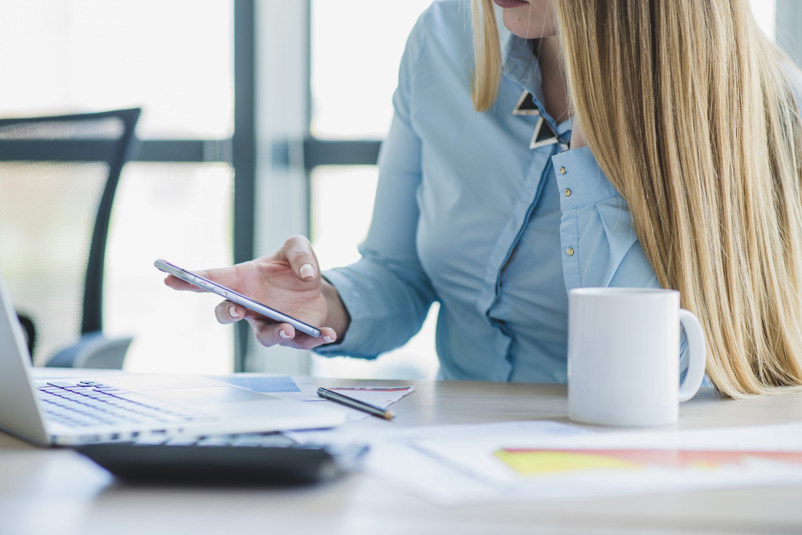 Imagen de una mujer que realiza la rendición de cuentas